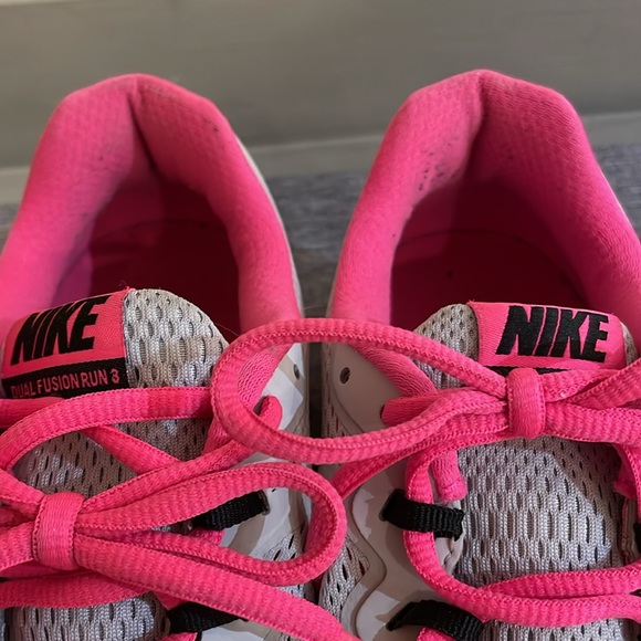 Nike Dual Fusion Run 3 Athletic Sneakers Women’s 10 Grey Pink Black Swoosh - Picture 7 of 15
